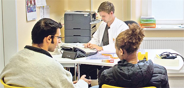 Oft sind erste ambulante Anlaufstellen zur medizinischen Versorgung von Flüchtlingen in Krankenhäusern eingerichtet - wie hier am Uniklinikum Dresden.