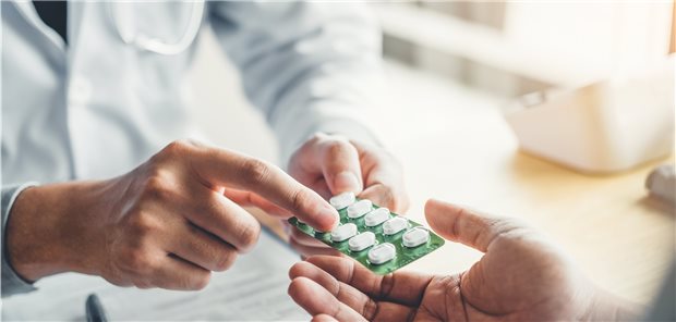 Muss es das Antibiotika-Rezept sein? Oft werden Antibiotika auch deshalb verordnet, weil Ärzte sicher gehen wollen – so die Erfahrung von Hausarzt Veit Wambach. Je drastischer ein Patient seine Beschwerden schildere, umso eher greife man zum Rezeptblock.