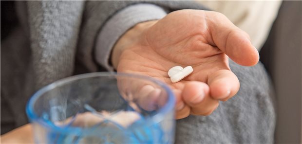 Schmerzmitteltherapie muss Teil eines Gesamtkonzepts sein Oft wissen multimorbide Patienten nicht, welche Medikamente sie genau einnehmen. Christin Klose / picture alliance