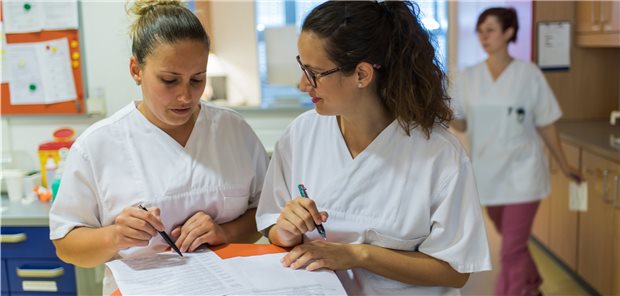 In der EU sind bis 2030 weitere elf Millionen Pflegekräfte nötig Ohne Gesundheits- und Pflegekräfte aus dem Ausland – seit es aus der EU oder dem EU-Ausland – wird die Versorgung künftig immer schwieriger. Das geht aus einem EU-Report hervor.