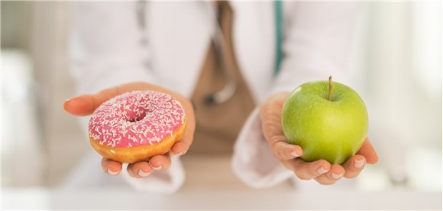 Ohne Lebensstiländerung geht es nicht. Die neue Leitlinie der AGA betont: Der Einsatz von Medikamente zur Gewichtsreduktion sollte auch von einer Ernährungsumstellung begleitet werden.