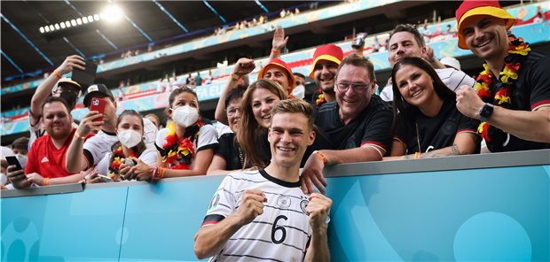 Gesundheitsminister kritisiert Masken-Ignoranz im Münchner Stadion Joshua Kimmich macht nach dem Spiel gegen Portugal am Samstag in München ein Foto mit seiner Freundin Lina Meyer (2.v.r), Familie und Fans.
