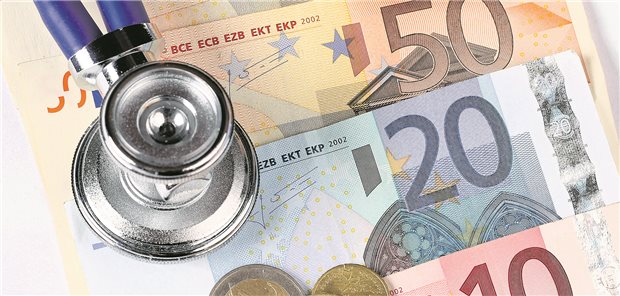 Stethoskop auf Geldscheinen