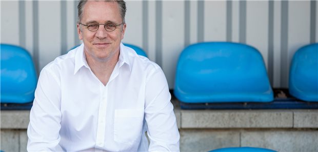 Corona-Gefahr: DFB-Arzt fordert Disziplin im Profifußball Ohne Mundschutz, aber mit weitem Sicherheitsabstand im Stadion: DFB-Teamarzt Tim Meyer.