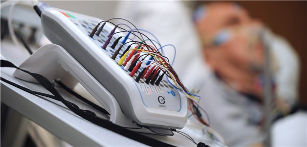 Ohne Verkabelung geht es nicht: Diagnostik im Schlaflabor.