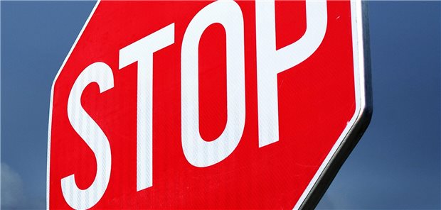 Ein achteckiges Stop-Schild aus dem Straßenverkehr ist zu sehen.