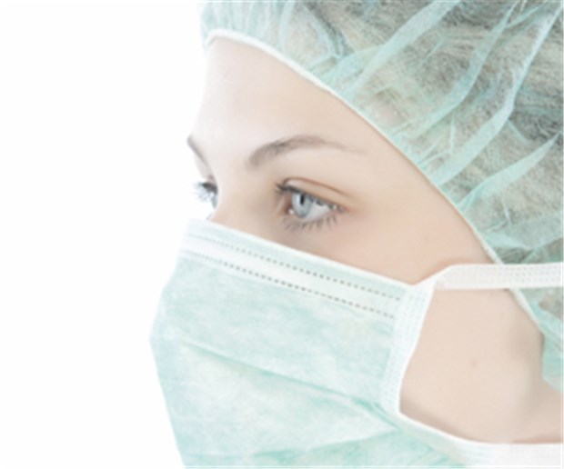 Der Kampf gegen Keime wird weiter verschärft Ohne den Mundschutz läuft nichts: eine Ärztin bei der Arbeit im Krankenhaus.
