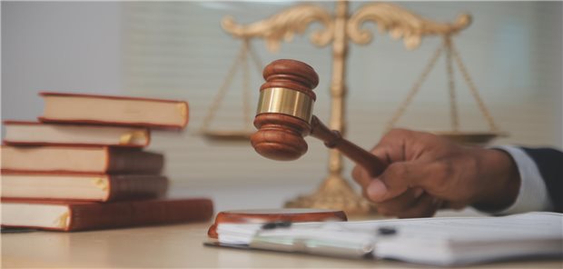 Ohne die arglistige Täuschung hätte die Versicherung den Vertrag nicht oder jedenfalls nicht so, wie tatsächlich vereinbart, abgeschlossen, meinten die Richter des OLG Braunschweig. (Symbolbild)