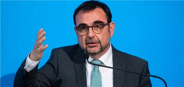 Akteure im Gesundheitswesen drängen auf sofortigen Stopp der Corona-Teil-Impfpflicht Ohne eine allgemeine Corona-Impfpflicht muss nach Ansicht von Bayerns Gesundheitsminister Klaus Holetschek auch die Impfpflicht für Pflegeberufe schnellstmöglich ausgesetzt werden.