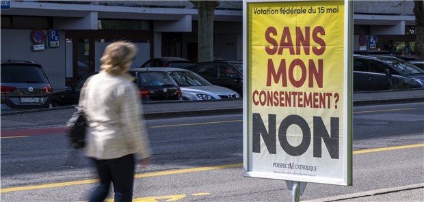 Schweiz schwenkt bei Organspende auf erweiterte Widerspruchlösung um „Ohne meine Zustimmung – Nein“, heißt es auf einem Plakat in Genf im Vorfeld der Volksabstimmung über die Änderung des Transplantationsgesetzes.