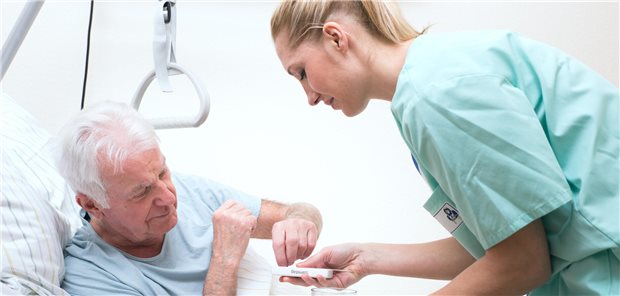 Ohne sie läuft in der Patientenversorgung nichts: Um die Arbeitsbedingungen von Pflegefachleuten zu verbessern, schlägt die DKG ein Maßnahmenbündel vor.
