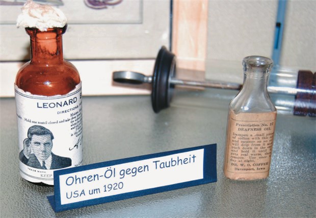 Kampf vom Taugenichts bis zur Anerkennung Ohren-Öle, Ohren-Salben und andere Heilapparate sollten gegen die Taubheit helfen: Die Exponate zeigt die Ausstellung des Museums zur Geschichte Gehörloser. ©Smith
