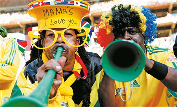 Tröööt, Tröööt - Vuvuzela und kein Ende Ohrenbetäubender Lärm - WM-Fans mit Vuvuzela.