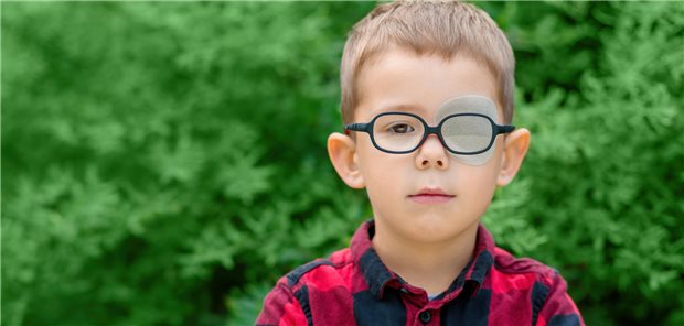 Okklusion des Auges: Je früher eine Amblyopie erkannt und therapiert wird, desto größer sind die Chancen, dass der Patient normalsichtig wird.