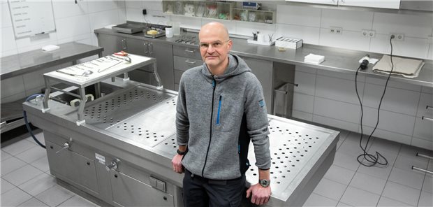 Rechtsmediziner Olaf Cordes: „Es erschreckt mich, was Menschen einander antun“ Olaf Cordes vor seinem Arbeitstisch am Bremer Instituts für Rechtsmedizin.