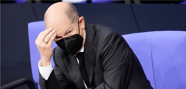 Impfpflicht-Debatte im Bundestag: Scholz trifft auf erbitterten Widerstand Olaf Scholz (SPD), designierter Bundeskanzler, fasst sich im Bundestag an den Kopf. In der Sitzung geht es unter anderem um weitere Corona-Maßnahmen wie die von SPD, Grünen und FDP geplante SARS-CoV-2-Impfpflicht für Personal in Kliniken oder Pflegeheimen.
