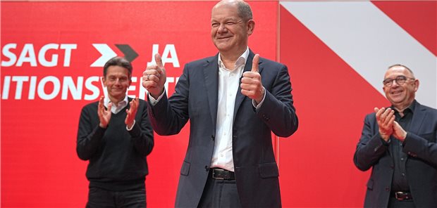 Deutliches Ja zum Koalitionsvertrag Olaf Scholz, designierter SPD Kanzler und geschäftsführender Bundesminister der Finanzen, hebt nach der Zustimmung beim SPD-Parteitag im Willy-Brandt-Haus zum geplanten Koalitionsvertrag die Daumen. Die Delegierten stimmten dem Koalitionsvertrag mit der FDP und Bündnis90/Die Grünen zur Bildung einer neuen Bundesregierung am Samstag zu.