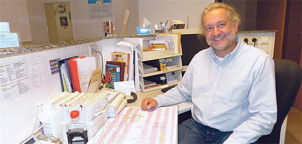 Olaf Seliger sitzt am Praxiskalender: Seine Erfindung hat er sich bereits patentieren lassen.