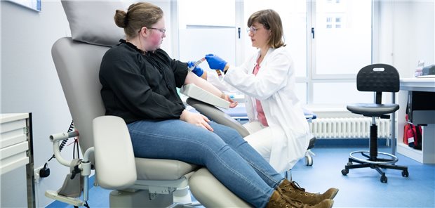 Ein Konzert hilft jungen Krebskranken Onkologin Dr. Katharina Egger-Heidrich bereitet Patientin Michelle Müller im Nationalen Centrum für Tumorerkrankungen am Universitätsklinikum Dresden auf eine Blutabnahme vor.