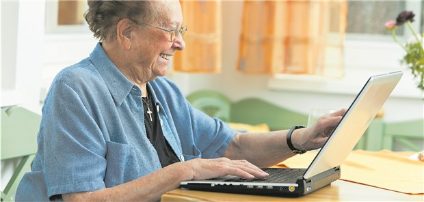 Im Unruhestand Online Kontakt mit den Kindern halten – das steigert die Lebenszufriedenheit, sagen Forscher.