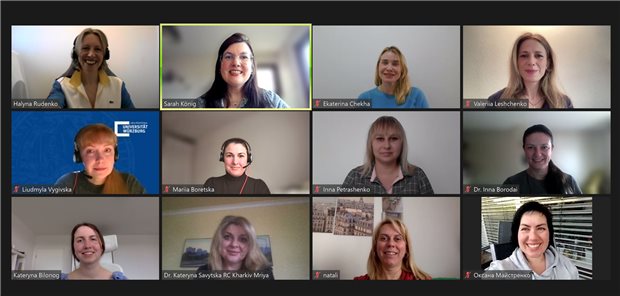 Online-Meeting von Dozenten, die das Lehrangebot für Medizinstudierende in der Ukraine konzipieren. Auch die Projektleiterinnen Sarah König und Halyna Rudenko sind zugeschaltet.