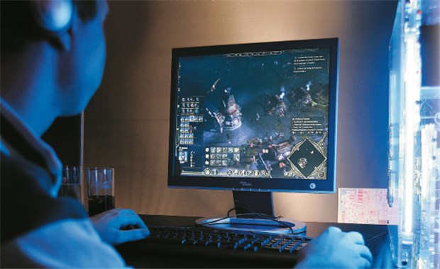 Surfen, bis der Arzt kommt - Klinikprogramm führt Online-Süchtige zurück in die Realität Online-Spieler am Computer. Nicht nur Jugendliche, auch manche Erwachsenen verbringen mehr als zehn Stunden täglich am Rechner. © dpa