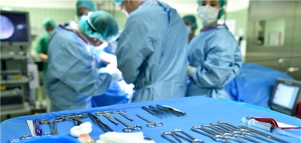 Op-Besteck in einer Klinik: Eingriffe, die über die Allgemeinchirurgie hinausgehen, sollen zukünftig in NRW nicht mehr überall vorgenommen werden können. Über die Leistungsgruppen will dort die Landesregierung schon jetzt Überversorgung abbauen und das Leistungsgeschehen konzentrieren. (Archivbild)