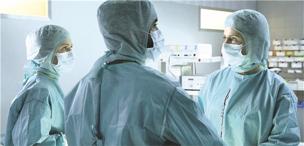 Klinikärzte im Konflikt Op-Szene aus dem ARD-Spielfilm „Götter in Weiß“.