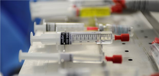 Op-Vorbereitungen: Eine TAVI wurde in den vergangenen Jahren immer häufiger unter örtlicher Betäubung vorgenommen.