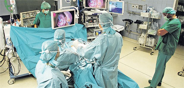 Gerangel zwischen Bund und Ländern Op an einer Klinik. Viele Investitionen in Geräte und Gebäude liegen in vielen Ländern im Argen.
