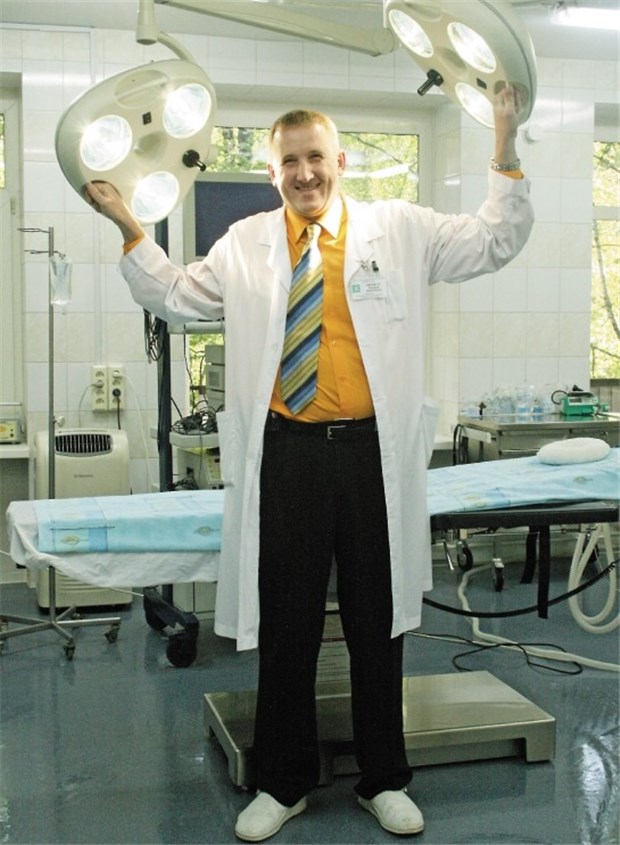Bares beschleunigt Behandlungsprozesse Op gegen Vorkasse: Dr. Andrej Schewela in seiner Klinik in Sibirien.
