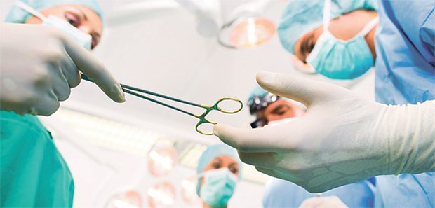DRG sollen auch Investitionen finanzieren Op in einer Klinik: Ökonomen fordern steuerfinanzierte Subventionen in strukturschwachen Regionen.