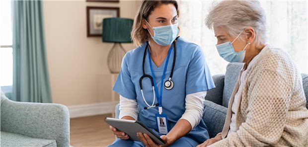 Op oder nicht? Im Zweifel ja, denn auch bei älteren Krebspatienten stellt der Krebstod die größte Gefahr dar. (Symbolbild mit Fotomodellen)