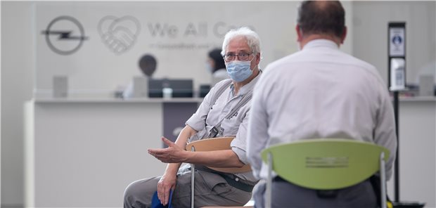 Hessische Corona-Impfzentren nur noch bis September offen Opel-Mitarbeiter warten am Mittwoch, dem ersten Tag der Betriebsimpfungen gegen das Coronavirus auf dem Werksgelände des Autoherstellers in Rüsselsheim, im Ruhebereich des dortigen Impfzentrums. Bald sollen in Hessen nur noch Niedergelassene und Betriebsärzte impfen.