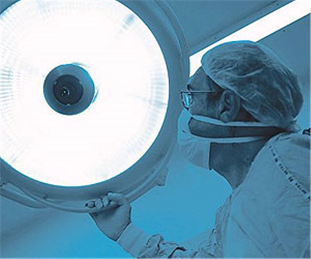 Kliniken sagen Schwarz-Gelb den Kampf an Operateur bewegt Operationslampe. Die Kliniken bewegt ihre finanzielle Zukunft.