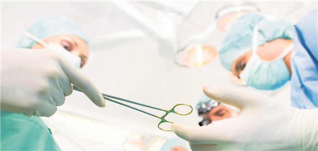 „Das ist es, was wir erreichen wollten“ Operateure bei der Arbeit. Die Behandlungsqualität in Kliniken hat sich laut Messergebnissen des IQTiG im laufenden Jahr verbessert.