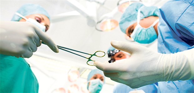Klinikreform nimmt Fahrt auf Operateure bei der Arbeit. Die Klinikreform stürzt den stationären Sektor erneut in die Qualitätsdebatte.