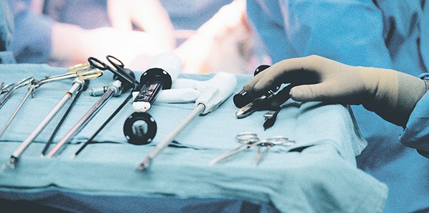Zentralsterilisation: Der Nabel der Klinikhygiene Operateure müssen sich darauf verlassen können, dass das bereit gestellte Op-Besteck lege artis sterilisiert worden ist.
