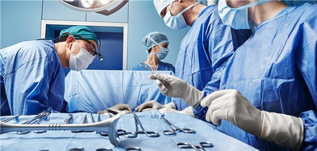 Belegärzte hoffen durch Klinikreform auf Stärkung ihres Versorgungsmodells Operation: Immer weniger Belegärzte operieren in deutschen Kliniken. Bringt die Klinikreform eine Trendumkehr? (Symbolbild mit Fotomodellen)