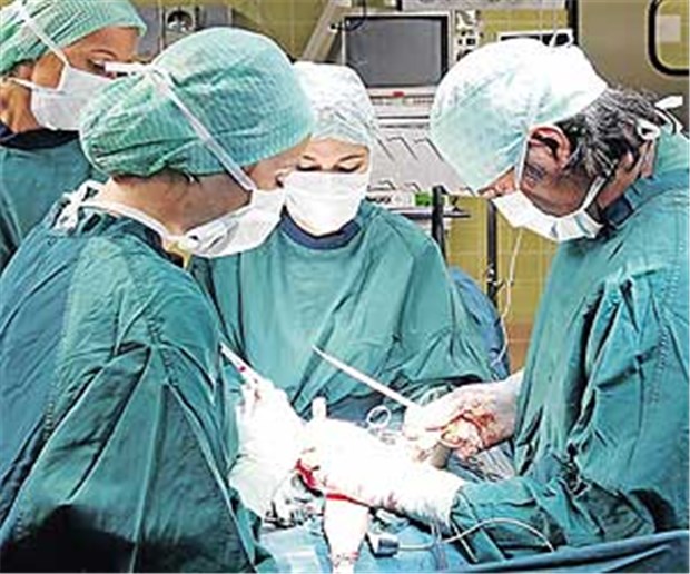 Paralleluniversen in den Operationssälen Operation bedeutet Teamarbeit, da muss jeder Handgriff sitzen.
