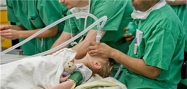 Weg mit den DRG in der Pädiatrie Operation eines Kindes: Viele Kinderkliniken haben erhebliche finanzielle Schwierigkeiten und fordern Änderungen am Vergütungssystem.