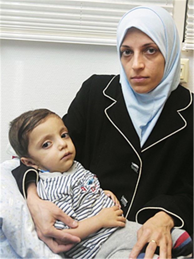 Eine Herzoperation als Botschaft für den Frieden Operation erfolgreich, bald geht‘s zurück in den Irak: der kleine Abdulmaged mit seiner Mutter