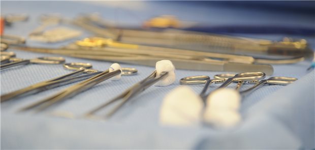 Operationsbesteck an der Klinik und Poliklinik für Urologie, Uroonkologie und Kinderurologie, Universitätsklinikum Essen. Die urologischen Verbände erwarten eine Zunahme der Anzahl urologischer Patienten in Krankenhäusern.
