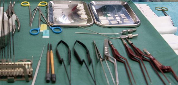 Operationsbesteck liegt bereit, wird aber nicht genutzt? Wenn das für die Sicherheit einer Patientin erforderlich ist, kann eine Klinik eine stationäre Leistung abrechnen.