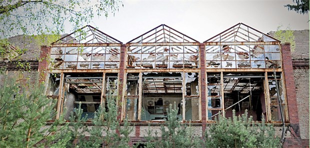 Morbide Klinik-Welt Operationssäle von einst: Besucher auf dem Gelände der Beelitz-Heilstätten in Brandenburg.