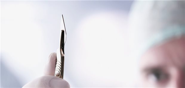 Operieren bei einem rebellischen Gelenk? Die rasche operative Entfernung der entzündeten Synovialis sei oft die beste Option, so ein Orthopäde beim DGRh-Kongress in Berlin.