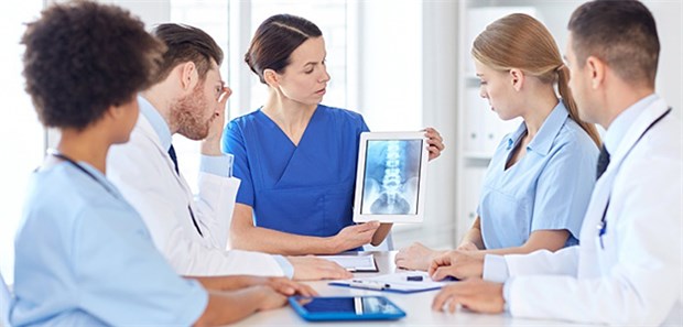 Klinikversorgung vor großen Veränderungen Operieren oder nicht? Künftig soll sich diese Frage vor allem in größeren Kliniken stellen, die darauf eher spezialisiert sind – so der Wunsch von Krankenkassen und Gesundheitsexperten.