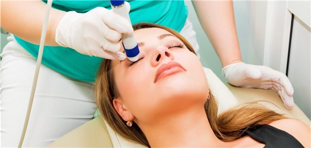 Ophthalmologe untersucht das Auge bei einer Frau mittels Sonografie. (Symbolbild mit Fotomodellen)