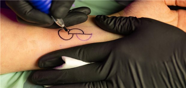 Patientenbeauftragter Schwartze lässt sich Organspende-Tattoo stechen Opt.Ink: Das erste Tattoo, das die Zustimmung zur Organspende ausdrückt.