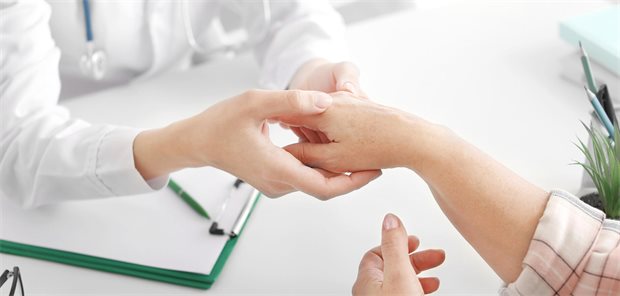 Optimalerweise sollten Betroffene mit RA multidisziplinär behandelt werden, unter Leitung eines internistischen Rheumatologen.